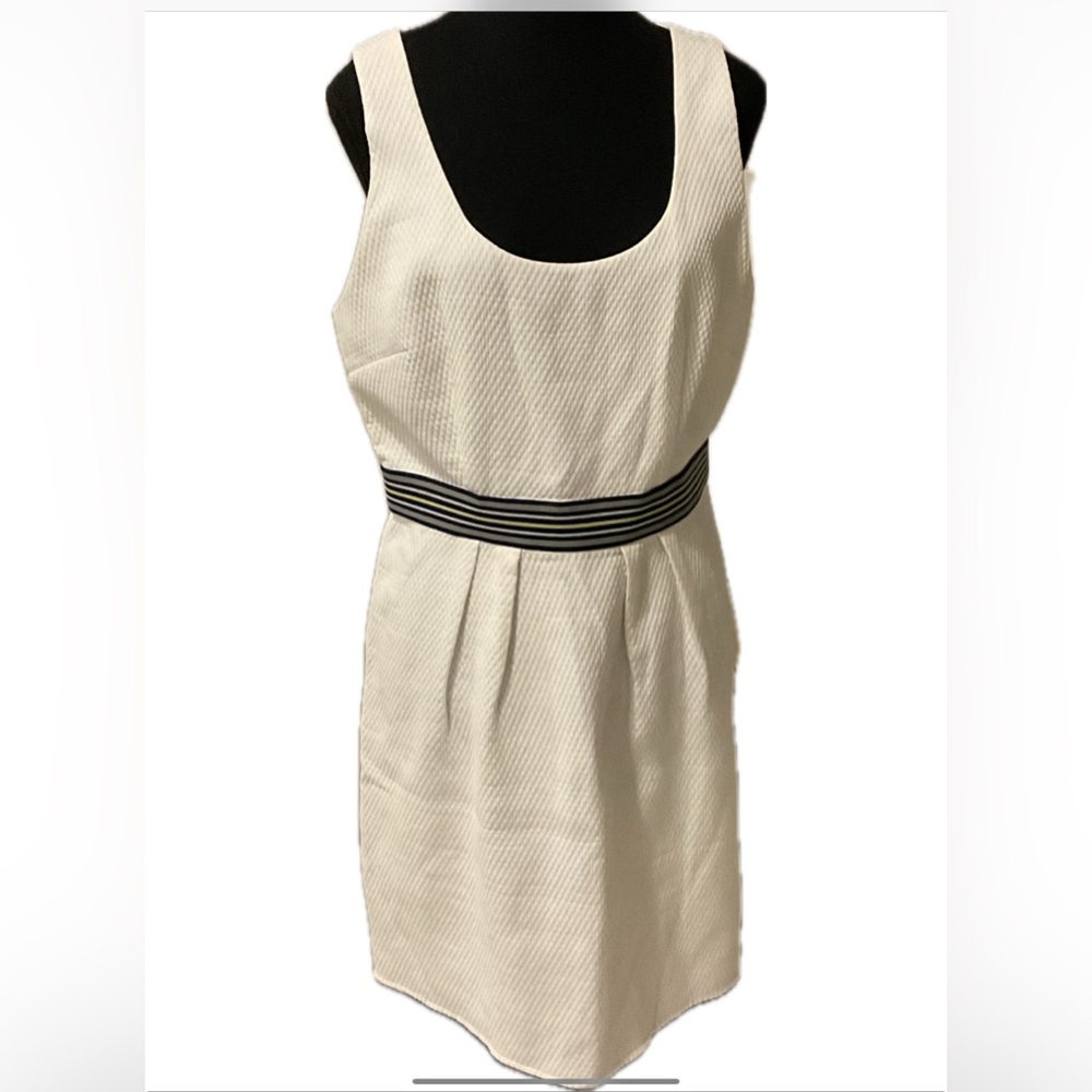 PORTMANS Pretty White Textured dress with Zipper.